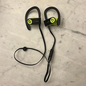 Beats by Dre Powerbeats green and black. Great condition!!